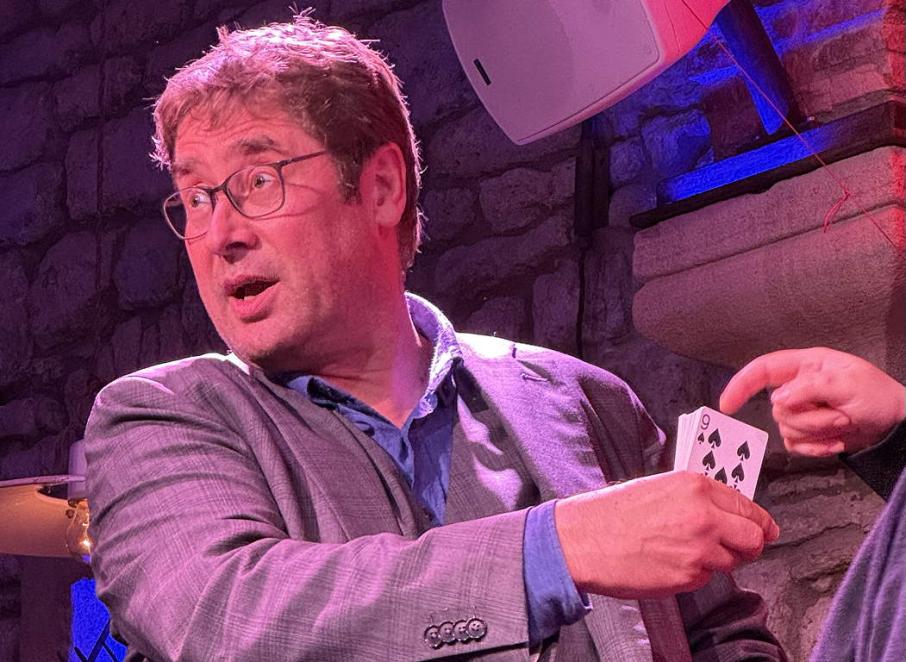 Zwei Mal DESiMO ausverkauft mit "Klug & Trug" im Zauberwölbe - ein schöner Solo-Abschluss vor der Sommerpause 2024 Zwei Mal DESiMO ausverkauft mit "Klug & Trug" im Zauberwölbe - ein schöner Solo-Abschluss vor der Sommerpause 2024